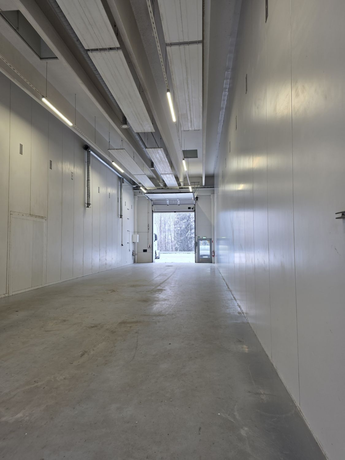 Mahdollisuus vuokrata myös kenttää 
Tila on läpiajettava ja soveltuu raskaallekalustolle ja sen huoltotoiminalle.