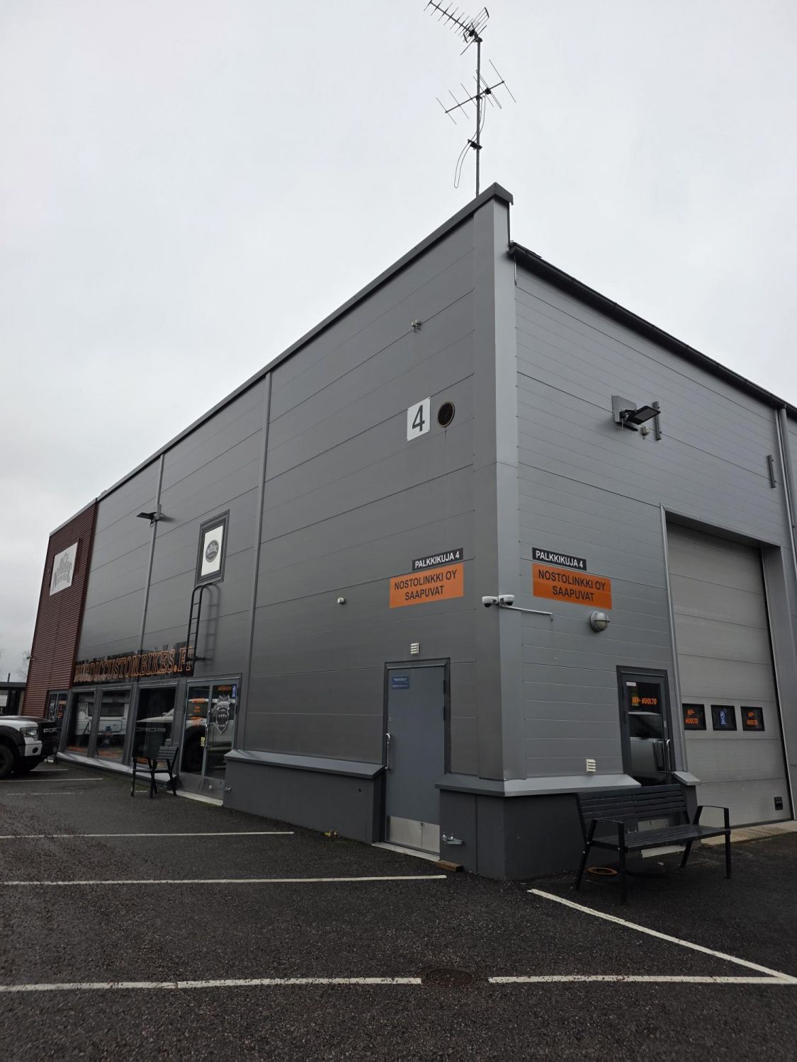 Heti vapaana oleva 86m², joka soveltuu monipuolisesti varasto-, liike- tai korjaamokäyttöön. Tila on varustettu kahdella nosto-ovella, joiden korkeus on 4,5 m ja leveys 3,5 m, tarjoten helpon ja esteettömän kulun. 