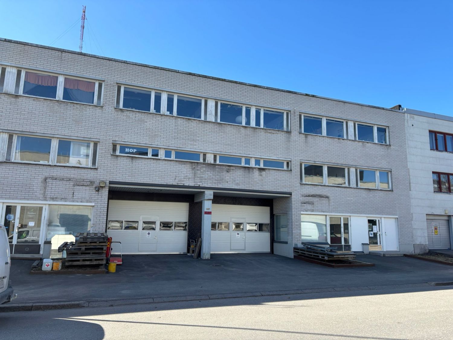 Siisti ensimmäisen kerroksen 45 m² toimisto- ja työtila Roihupellossa.