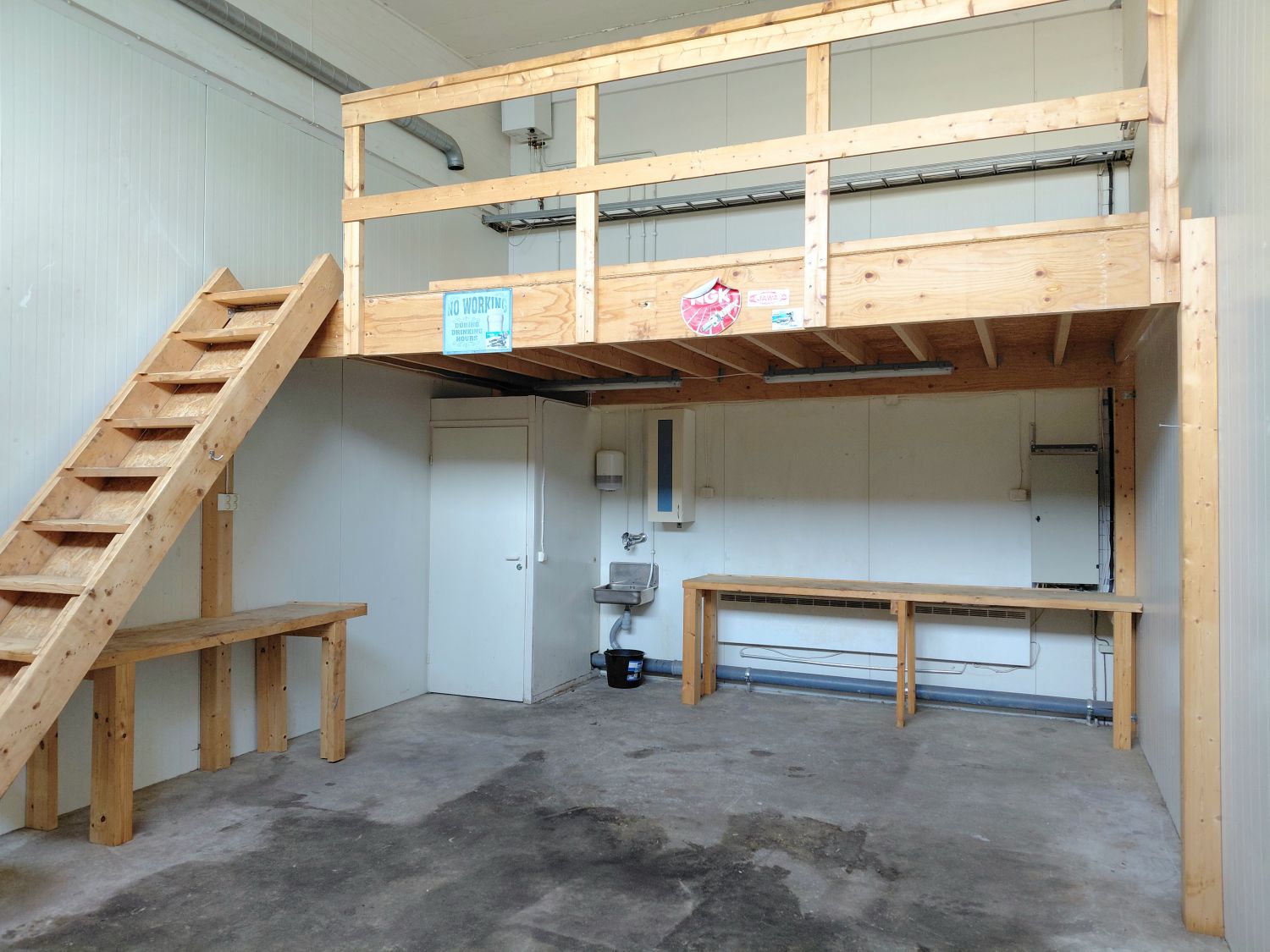 Keskeiseltä paikalta monikäyttöinen hallitila parvella.- Iso nosto-ovi (leveys 4m, korkeus 3,15m) käyntiovella.- Voimavirtapistoke - Lattiakaivo- Vesipiste- WcVuokralainen solmii sähkösopimuksen ja vastaa siitä aiheutuvista kustannuksista. Tilassa sähkölämmitys. Vesi laskutetaan kulutuksen m...