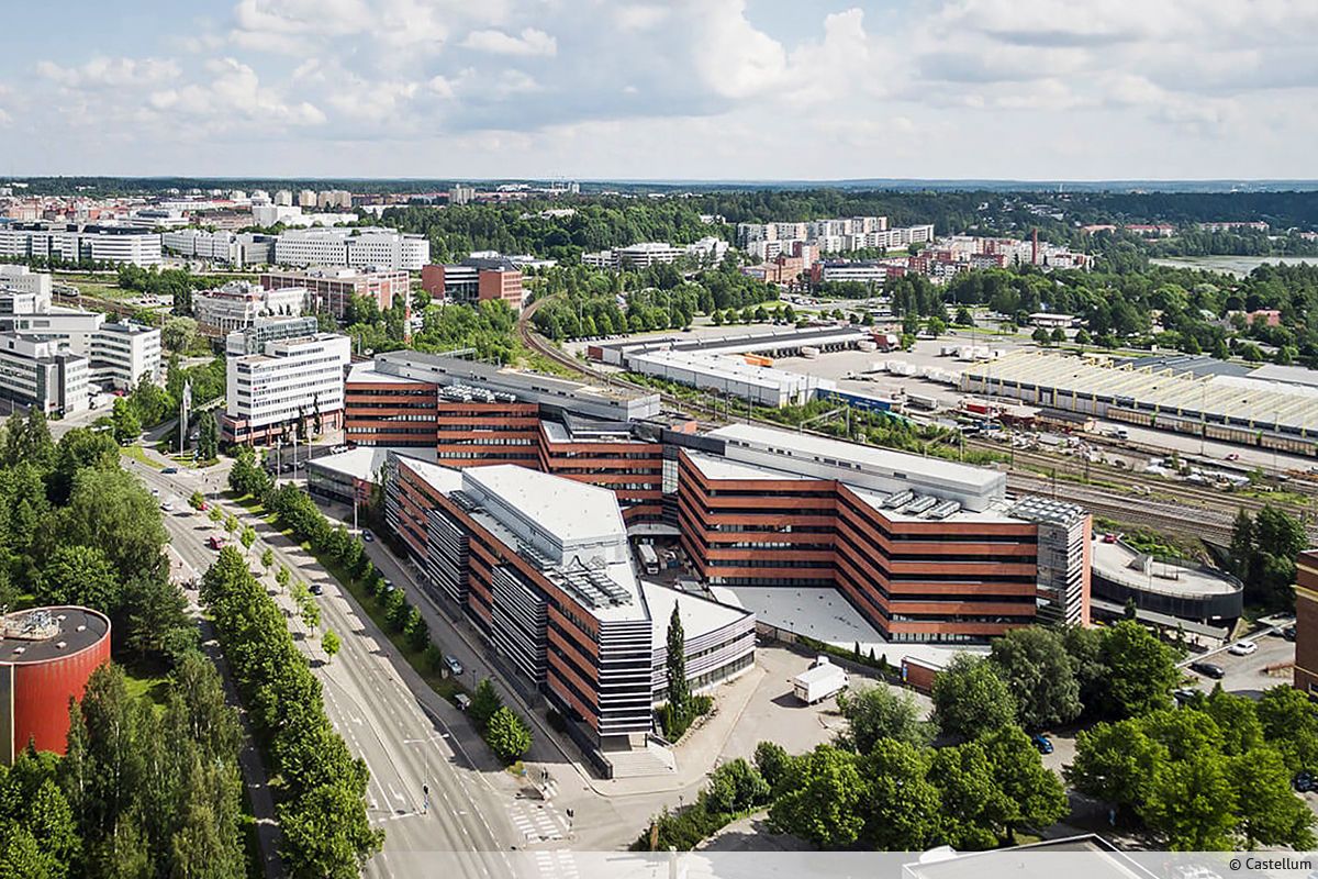 Vuokrataan kolmannen kerroksen n. 24,5 m² kokoinen toimistohuone loistavalla paikalla Tampereella. Kerroksen yhteiskäytt...