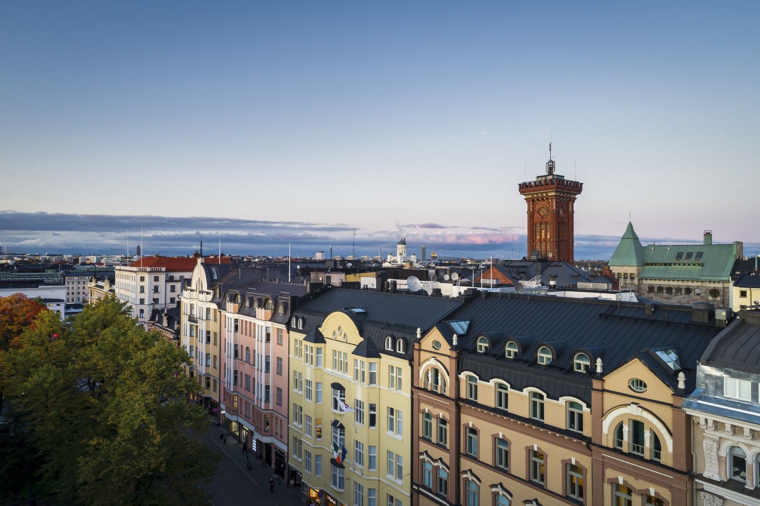 Diana-puiston vieressä sijaitseva upea toimisto- ja liiketilakiinteistö tarjoaa modernia toimitilaa historiallisissa puitteissa.