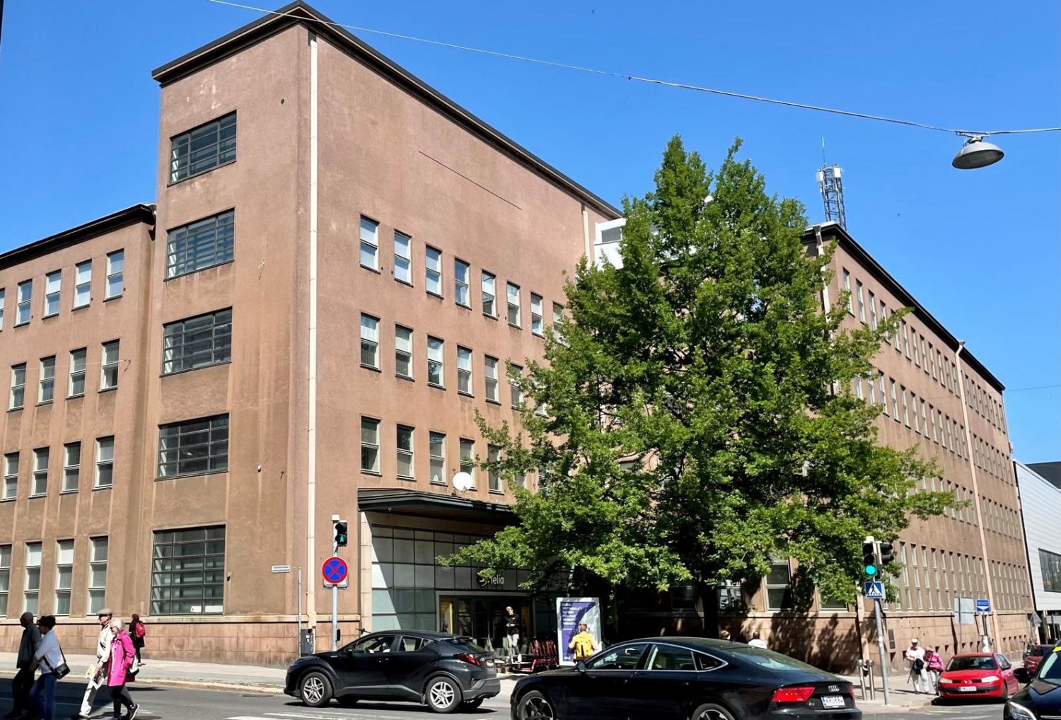 Toimitilaa saunalla ja kattoterassilla