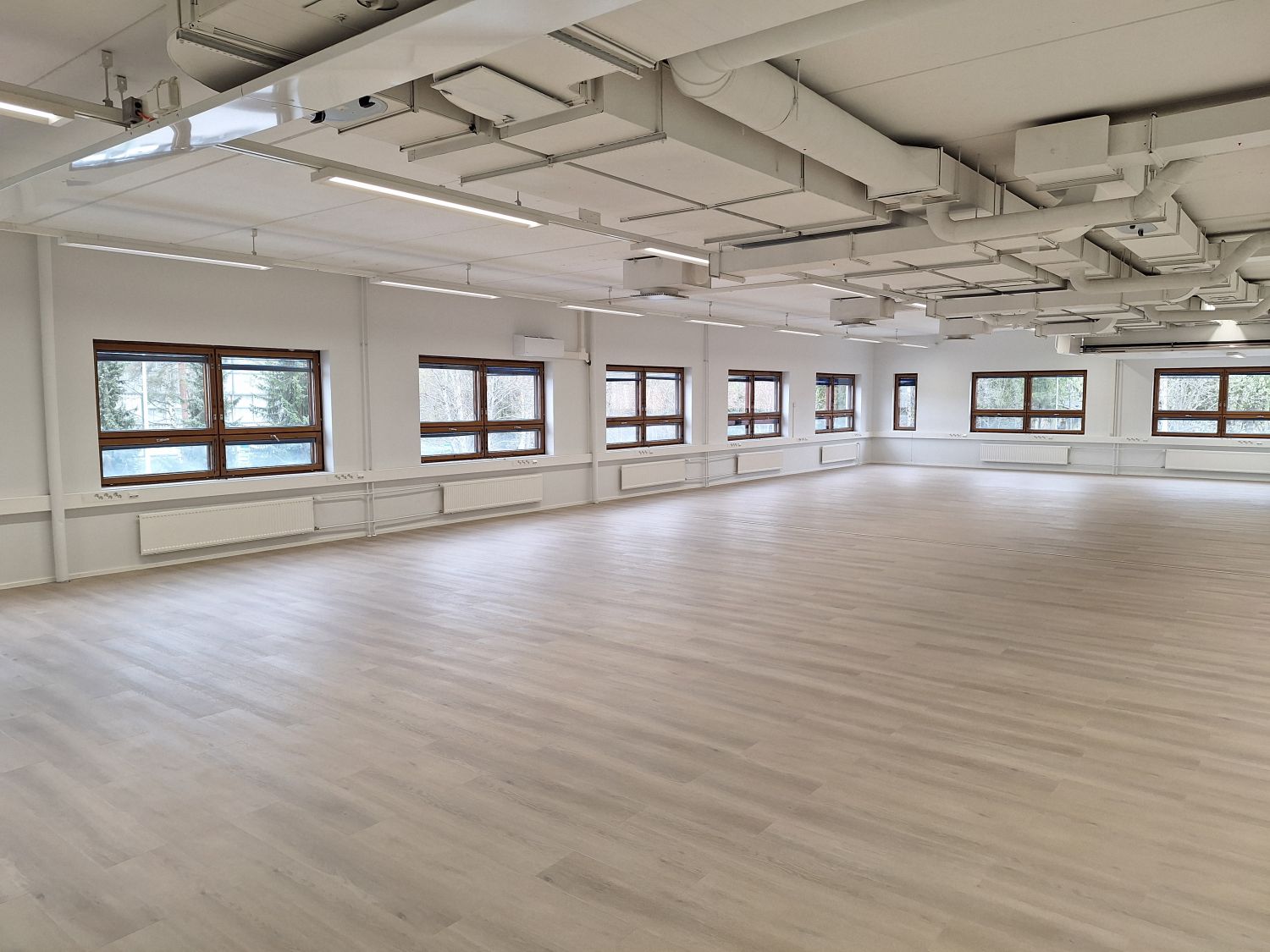 Hyödynnä -50% tarjous!Saneerattu toimitila 200/485m2 Petikko-Varisto risteyksessä näkyvällä paikalla!