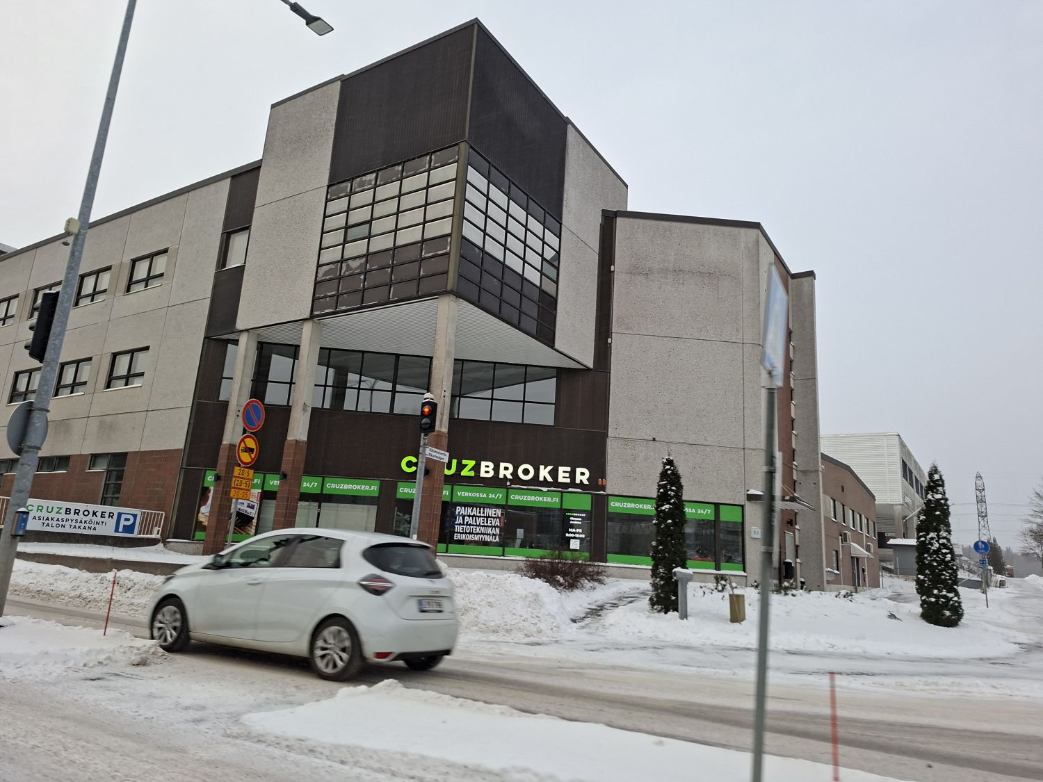 Hyödynnä -50% tarjous!Saneerattu toimitila 200/485m2 Petikko-Varisto risteyksessä näkyvällä paikalla!