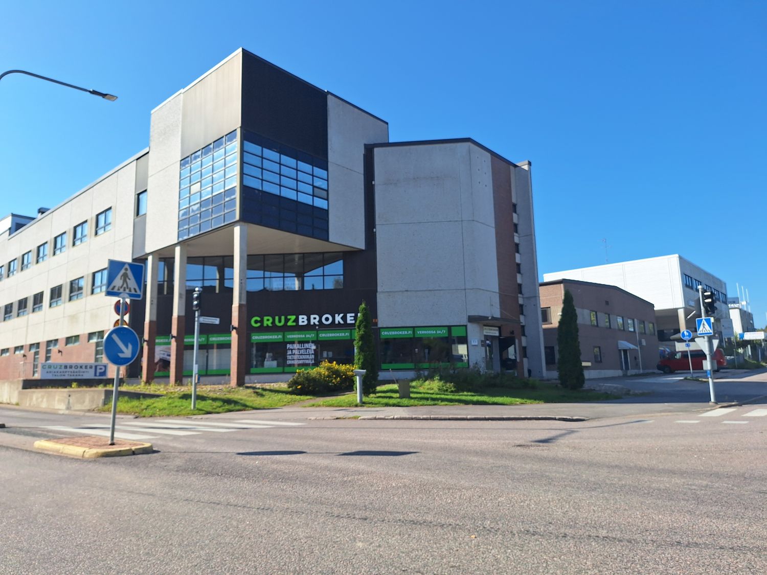 Hyödynnä -50% tarjous!
Saneerattu toimitila 200/485m2 Petikko-Varisto risteyksessä näkyvällä paikalla!