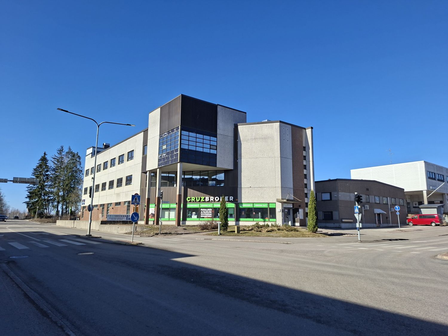 Hyödynnä -50% tarjous!
Saneerattu toimitila 200/485m2 Petikko-Varisto risteyksessä näkyvällä paikalla!