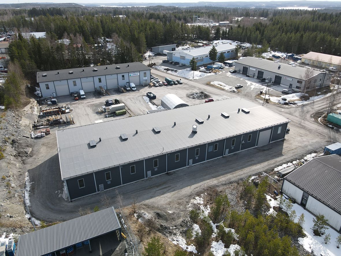 Vuokrataan noin 1700 m2 tuotanto- ja varastotilaa Nokialta.Tuotanto- ja varastotilaa noin 1.440 m2 ja toimistoa kahdessa tasossa yhteensä 228 m2 sisältäen sosiaalitilat. Rakennus on palo-osastoitu noin puolivälistä. Vapaa korkeus palkkiin noin 5 m. Öljynerotuskaivot. Pääsulake A250.Hallitila...