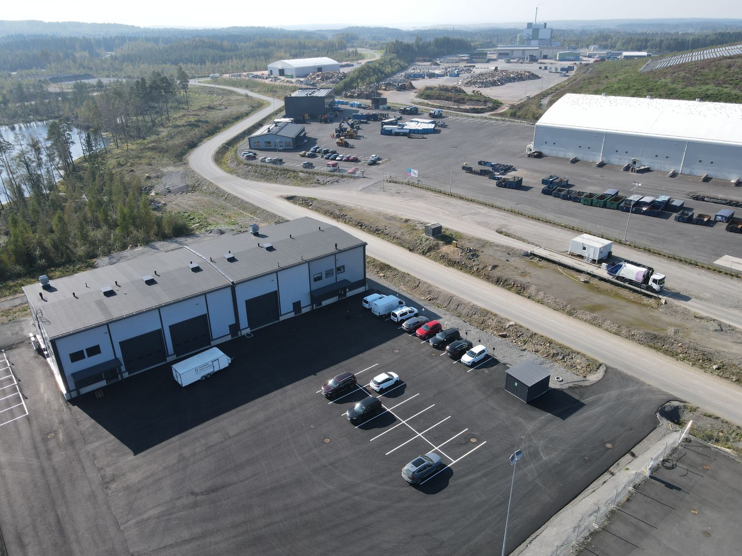 Halli ja toimistotilat tarjolla vuokralle kehittyvällä Tarastenjärven alueella hyvien yhteyksien varrella. Tila on tarvittaessa jaettavissa.