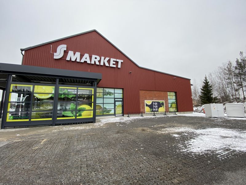 Sivupihalla erillinen sisäänkäyntiovi