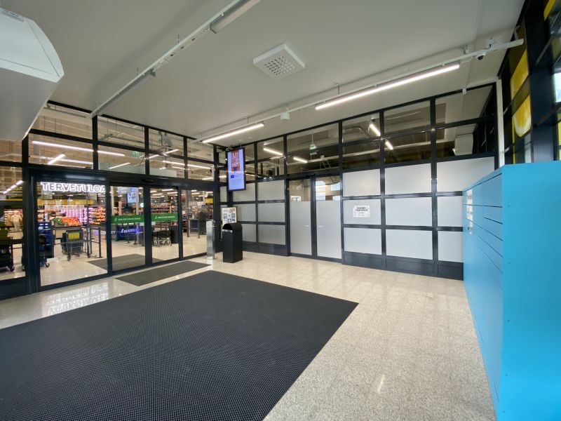 Sisäänkäynti tuulikaapista