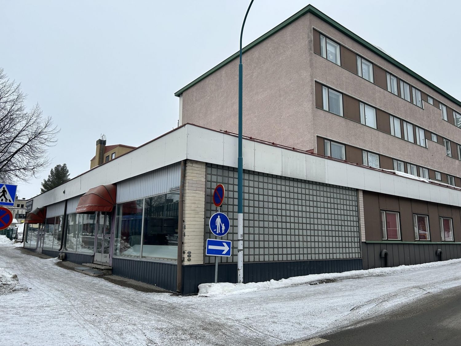 Heti vapaa liiketila vuokralle keskustasta. Tarjolla n. 400 neliötä liiketilaa vuokrattavaksi.Liiketila on katutasossa ja sieltä löytyy yleistä tilaa sekä pari toimistohuonetta, keittiö sekä sosiaalitilat.Vuokran lisäksi vuokralaiselle kuuluu käyttökustannukset.Ota yhteyttä, niin lähdetään tut...