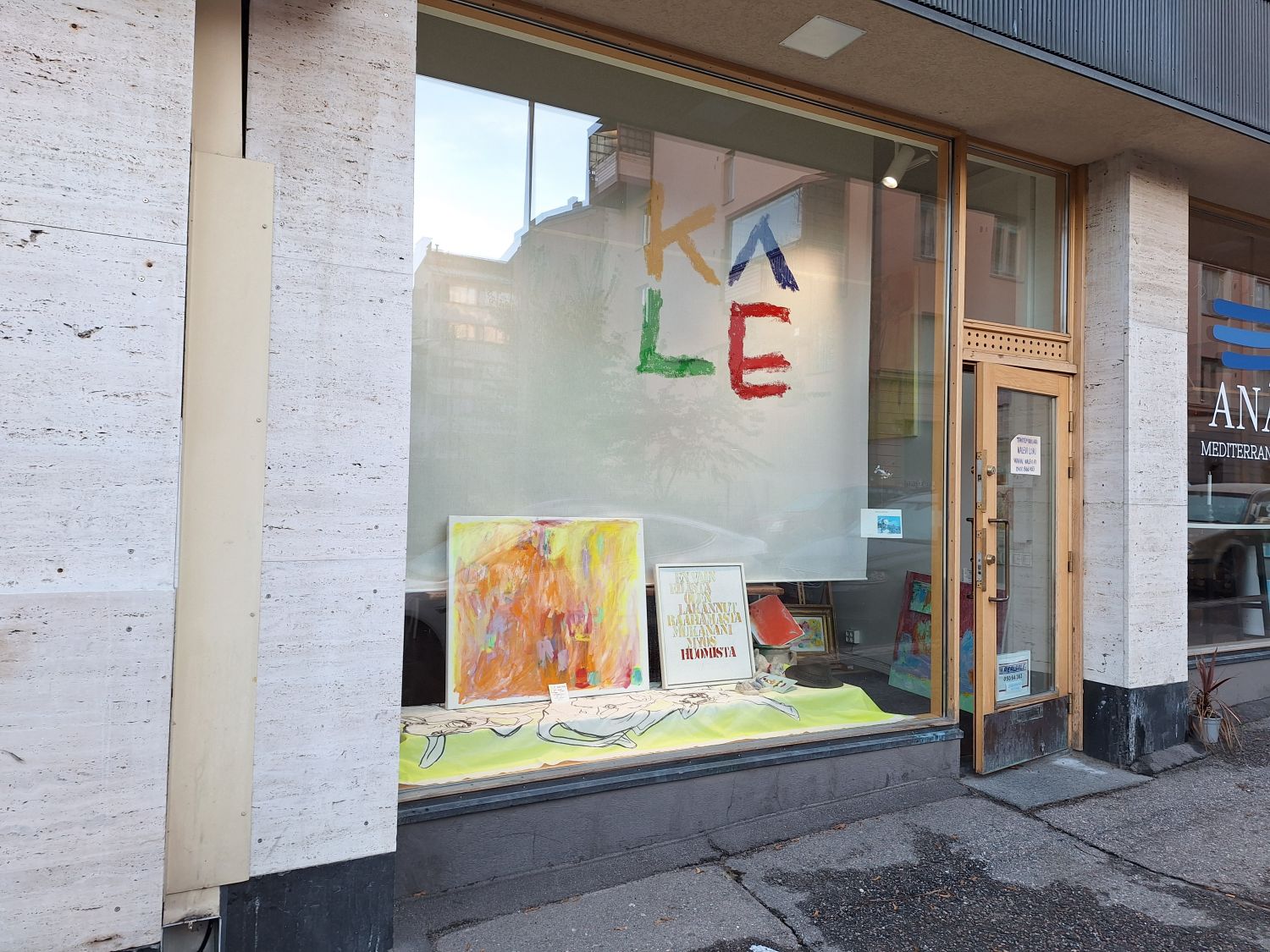 Myydään liikehuoneisto Eerikinkadulla puistoa vastapäätä.