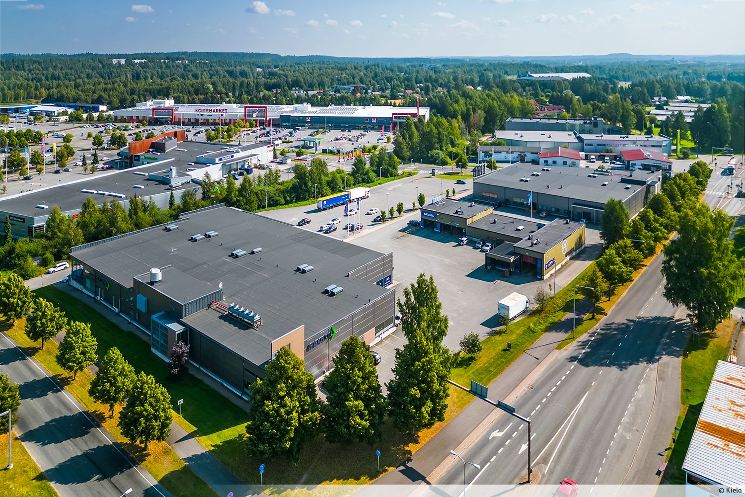 Vuokrattavana liiketilaksi soveltuva n. 221 m&sup2; tila n&auml;kyv&auml;ll&auml; paikalla Tiiri&ouml;n alueella. Samassa kiinteist&ouml;ss&auml; toimii my&ouml;s Gigantti ja Tamrex.