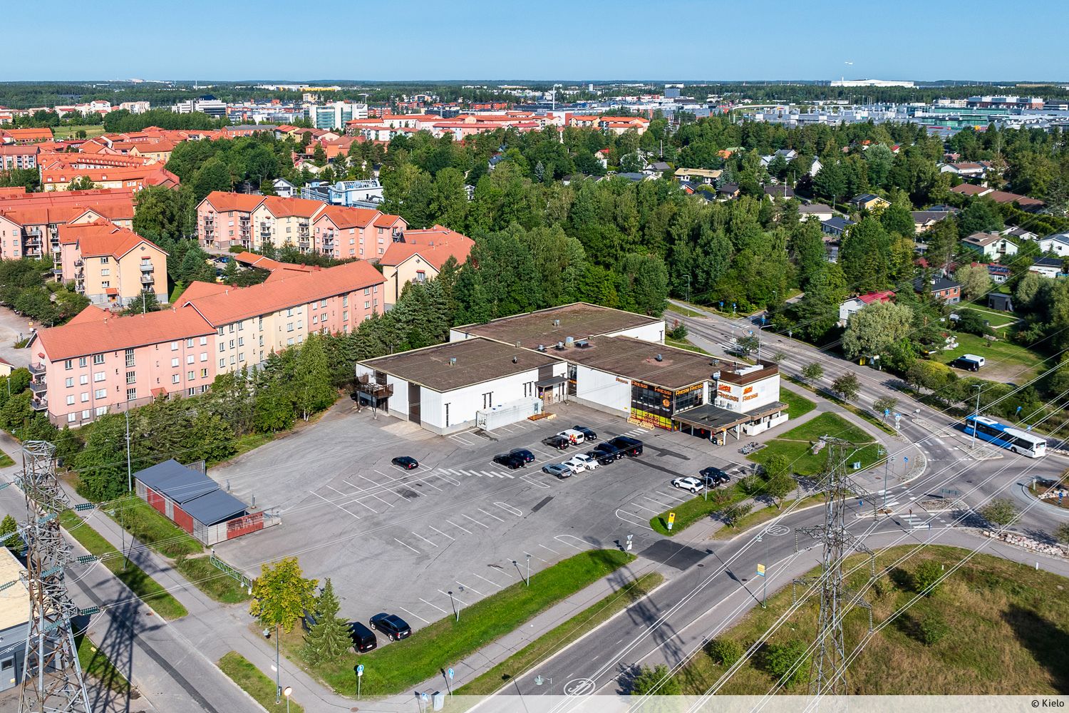 Vuokrattavana korkeaa tilaa hyvällä sijainnilla tunnetulla kauppapaikalla Vantaan Tammistossa. Toimitila soveltuu erinomaisesti tuotantotilaksi ja varastoksi, jossa yhtenäistä avaraa tilaa n. 1450 m². Tiloista löytyy lisäksi siistit naisten sekä miesten wc- ja suihkutilat, tauko- ja pukutilat ja las...
