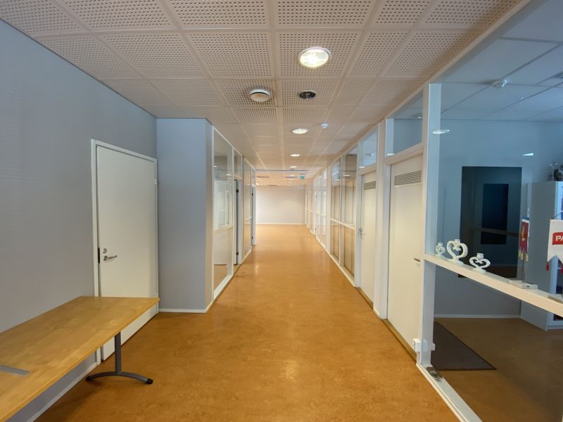 Eri kokoisia huoneita ilmastoidusta toimistohotellista. Keittiö ja wc yhteiskäytössä. Tilassa myös neuvotteluhuone!