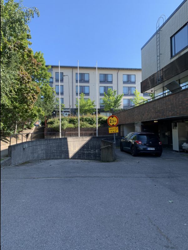 Vuokrataan Tuusulan Kauppatien kellarikerroksesta erikokoisia varastokoppeja. Tilakoot 8-25m2 välillä. Tiloihin pääsy ajorampin kautta. Auton saa kätevästi ajettua varastokoppien läheisyyteen sekä purettua kuorman lastausalueella. Kysy varastotilojen saatavuudesta; Oskari Vaulamo - 0452658555...