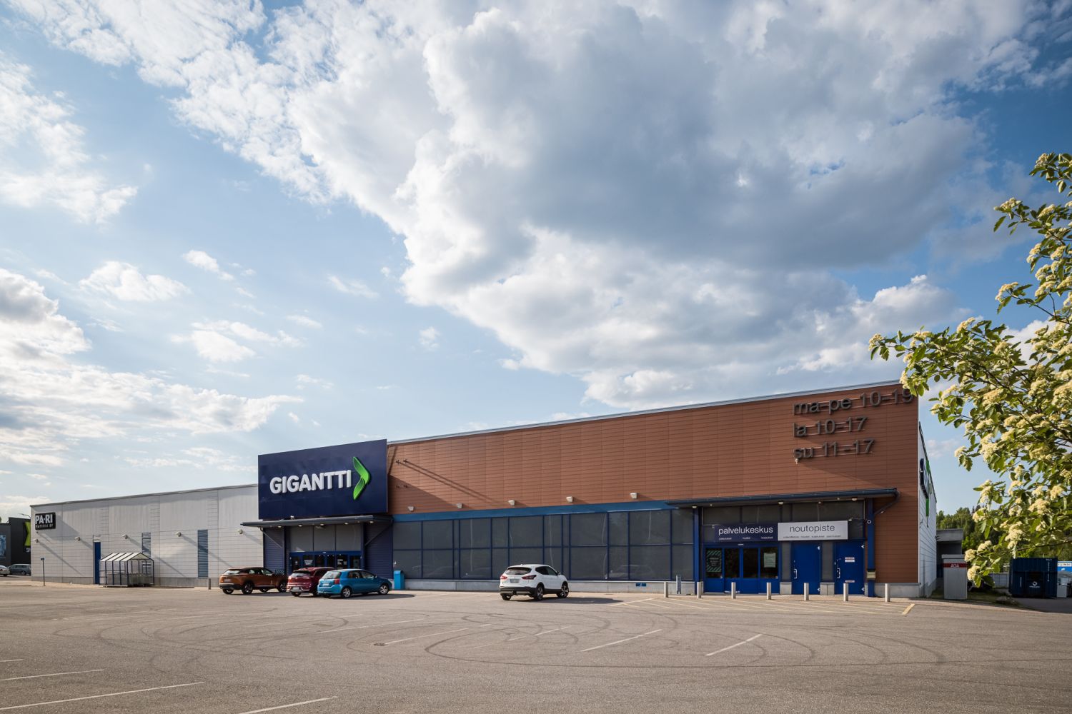 Julkisivu Gigantin siskäynti