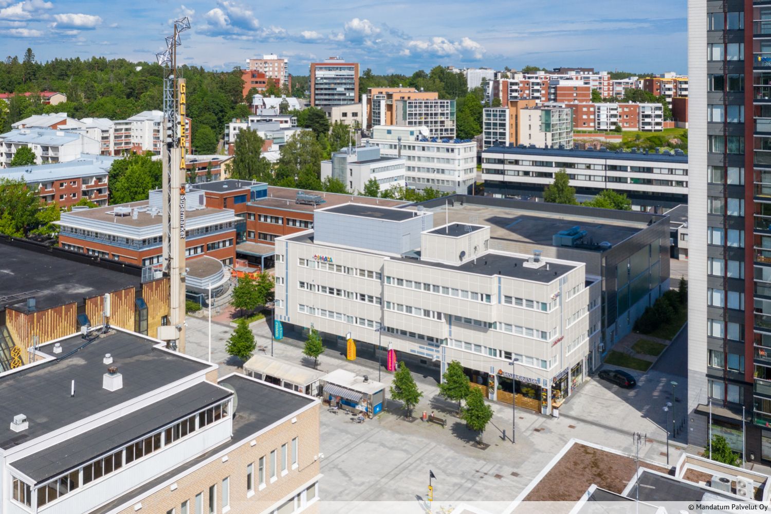 Vuokrataan kolmannen kerroksen toimistotila hyvin hoidetusta kiinteist&ouml;st&auml; hyvien liikenneyhteyksien varrelta. Kerros voidaan vuokrata yhten&auml; toimitilana tai jakaa kahdelle k&auml;ytt&auml;j&auml;lle. Kiinteist&ouml; sijaitsee Espoon Lepp&auml;vaarassa L&auml;kkitorin laidalla, kauppa...