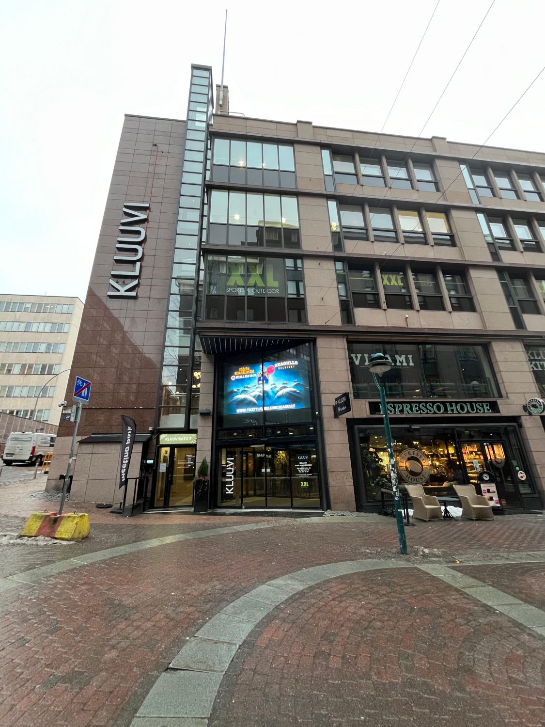 Upea toimistotila Kluuvi-korttelin upeasta punatiilirakennuksesta, avarilla näkymillä Yliopistonkadulle sekä sisäpihalle...
