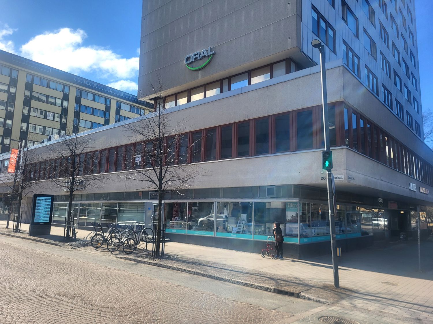 Vuokrataan hyvätasoinen katutason liike-/toimistohuoneisto aivan ydinkeskustan tuntumasta.Huoneiston mukavuudesta huolehtii koneellinen ilmanvaihto jäähdytyksen kera.Keskustan lounaspaikat kivenheiton päässä.
