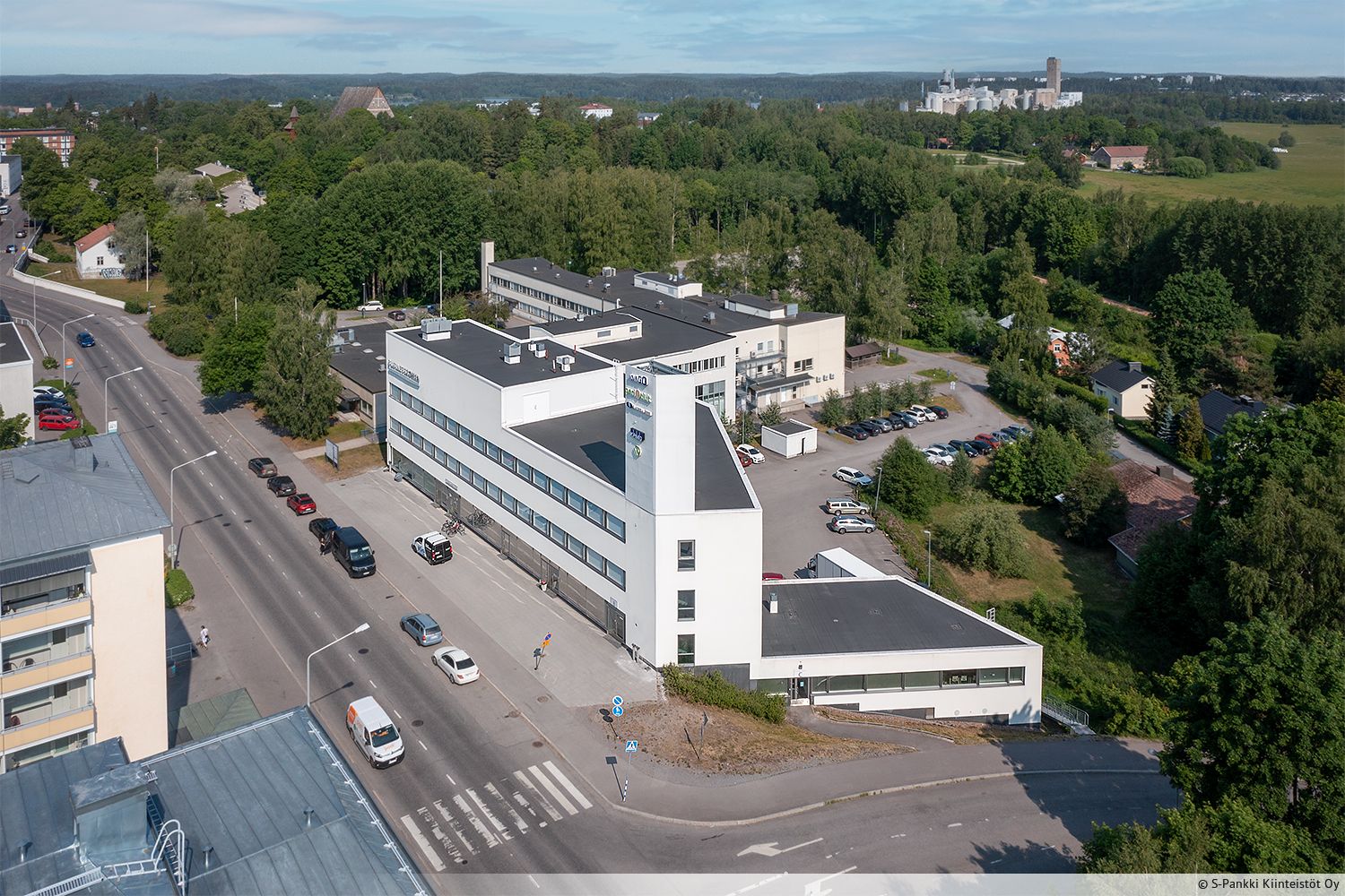 Vuokrataan 3. kerroksen valoisa, siisti ja moderni läpitalon toimistotila Lohjan Yrittäjätalosta. Toimitilassa on avotilaa, useita työhuoneita sekä omat wc-tilat ja keittiö. Tila muokattavissa vuokralaisen tarpeiden mukaan ja tarvittaessa tilan voi jakaa kahtia. Tila soveltuu noin 20-40 työpisteelle...