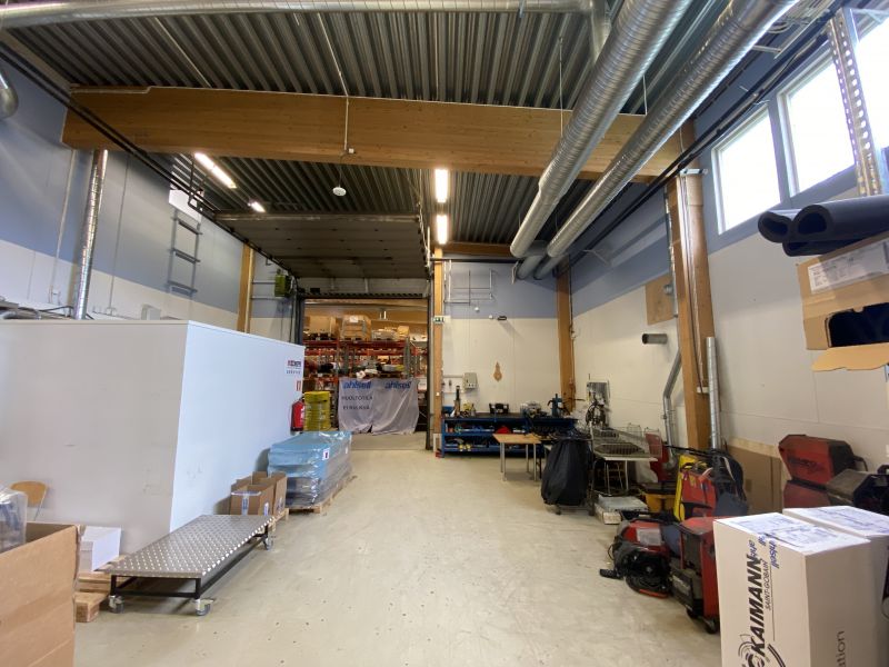 Toinen varaston nosto-ovista.