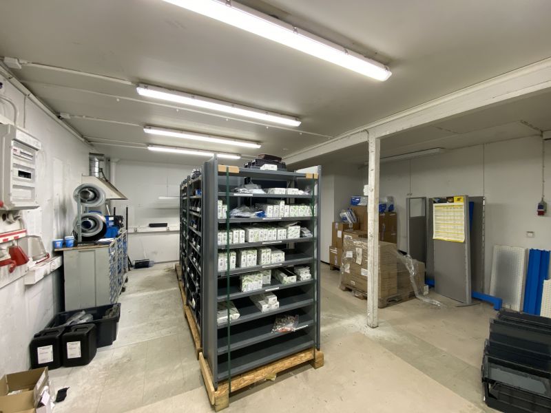 huoltotila varaston yhteydessä