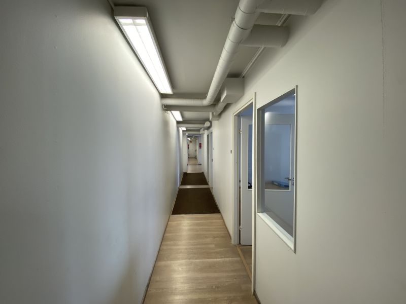 Alakerran toimistokäytävä