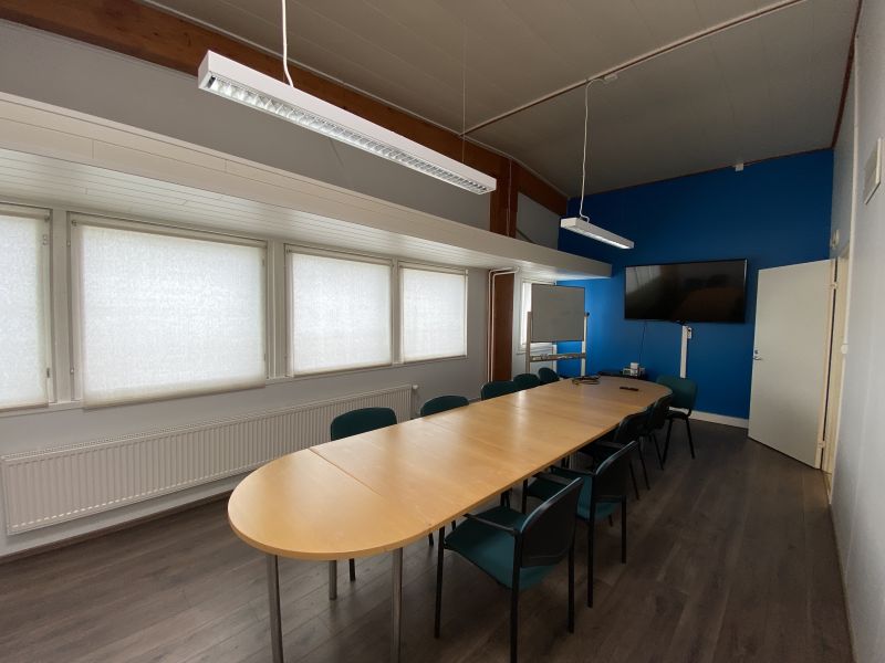 Yläkerran neuvotteluhuone