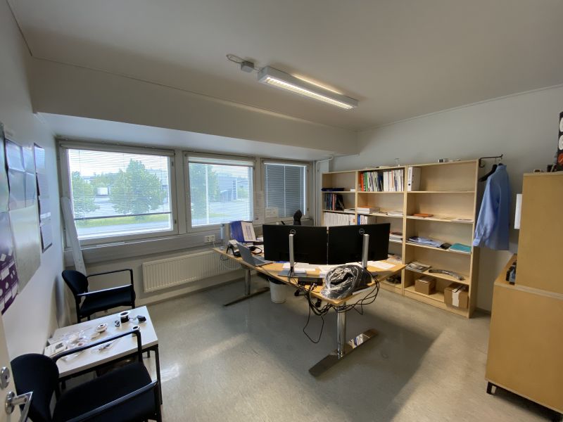 Yksi toimistohuoneista yläkerrassa