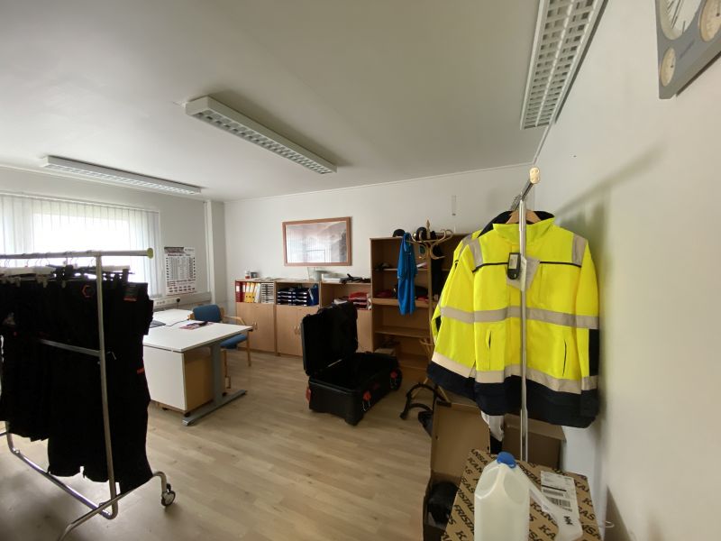 Yksi toimistohuoneista yläkerrassa