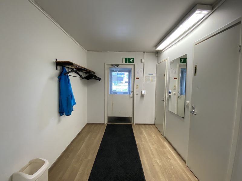 Henkilökunnan sisäänkäynti toimistosiipeen