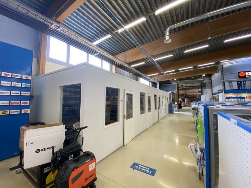 Asiakaspalveluhuoneet ja toinen nosto-ovi varastoon