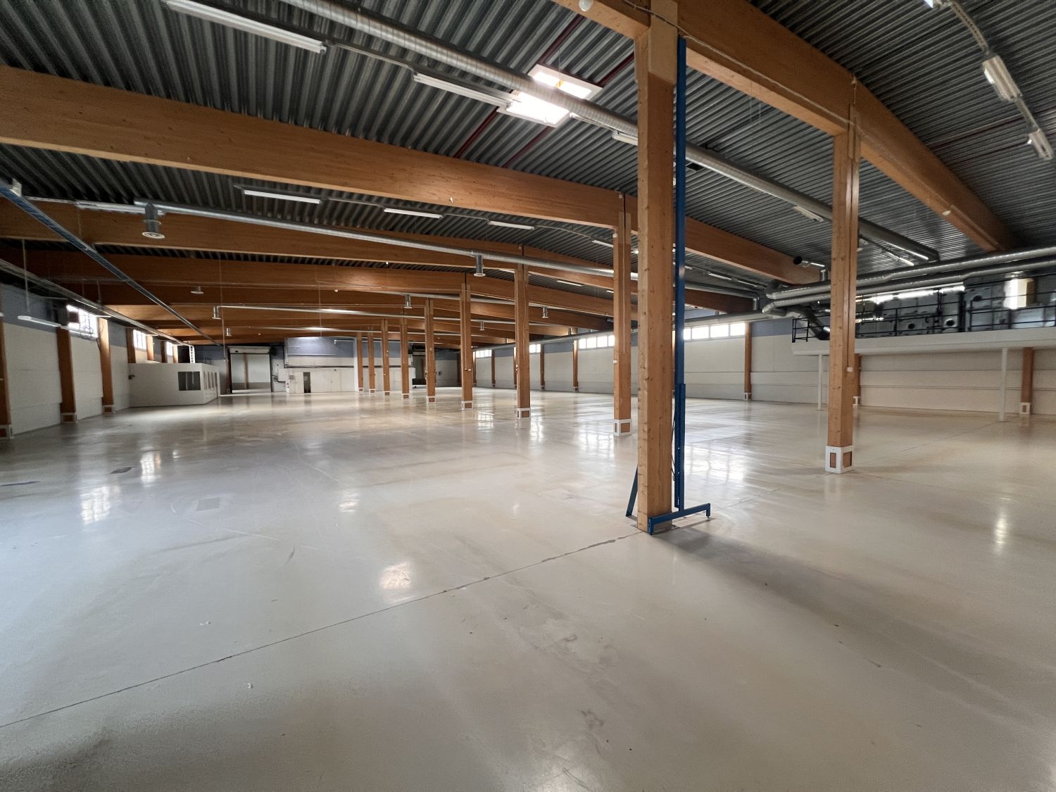 Myymälä- ja varastotilaa tilavalla pihalla! Läpiajettava iso (6.383m²) tontti, kaksi tieliittymää. Myymälätason jäähdyte...