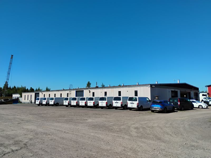 Vuokrattavana 500 m2 siistiä sisään ajettavaa tilaa, jossa 2 kpl öljynerotuskaivoja sekä toimisto- ja sosiaali/saunatilat n. 100 m2.