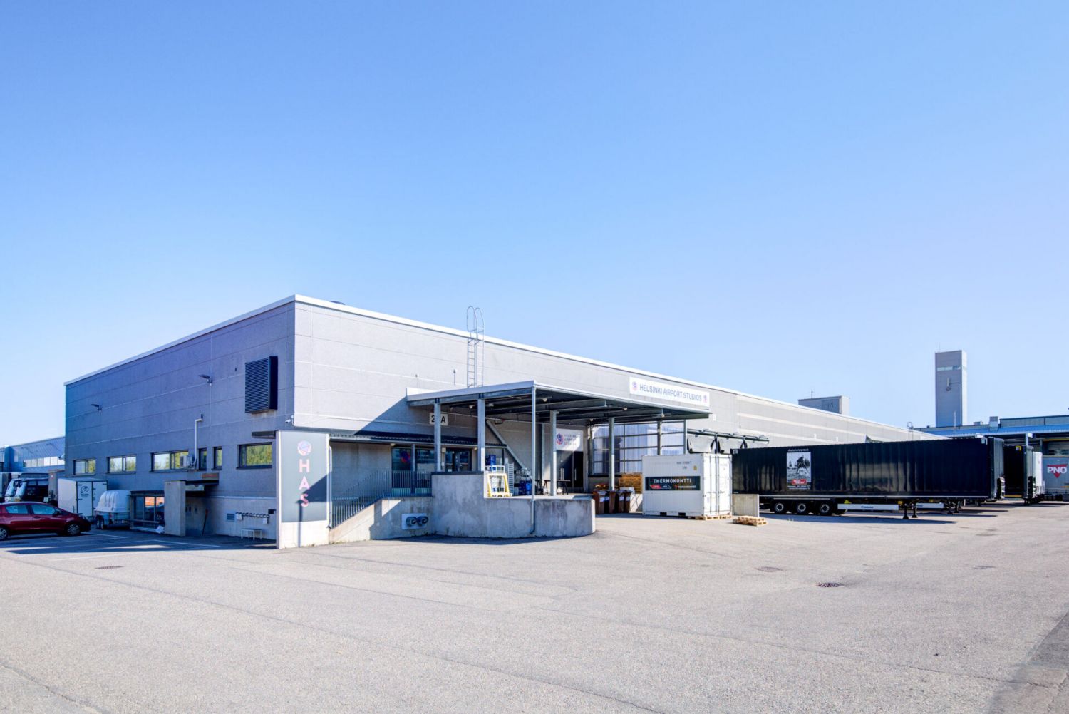 Heti vapaana tasokasta terminaalitilaa Vantaalla erinomaisilla kulkuyhteyksillä. Vapaa korkeus 5,5m - 10m välillä. Sisäänajettava, katettuja lastauslaitureita 2kpl, useita erillisiä lastaustaskuja, osassa tiloista löytyy hyllyt. Halliin kuuluu erillinen vastaanottotila, jonkin verran toimistotilaa s...