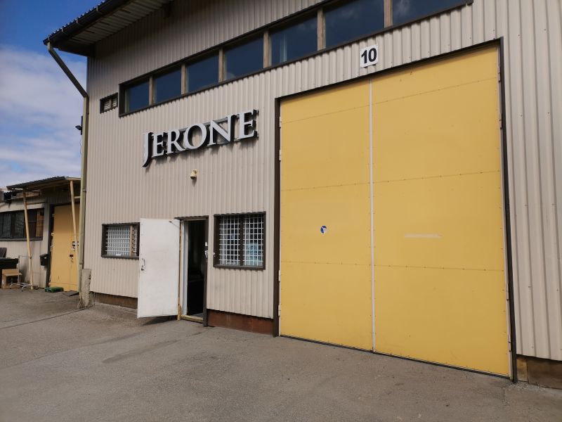 Korkeata hallitilaa vapaana. Iso nosto-ovi yli 4m. Lattia-ala 238m2 ja parvellinen toimisto n.30m2. 