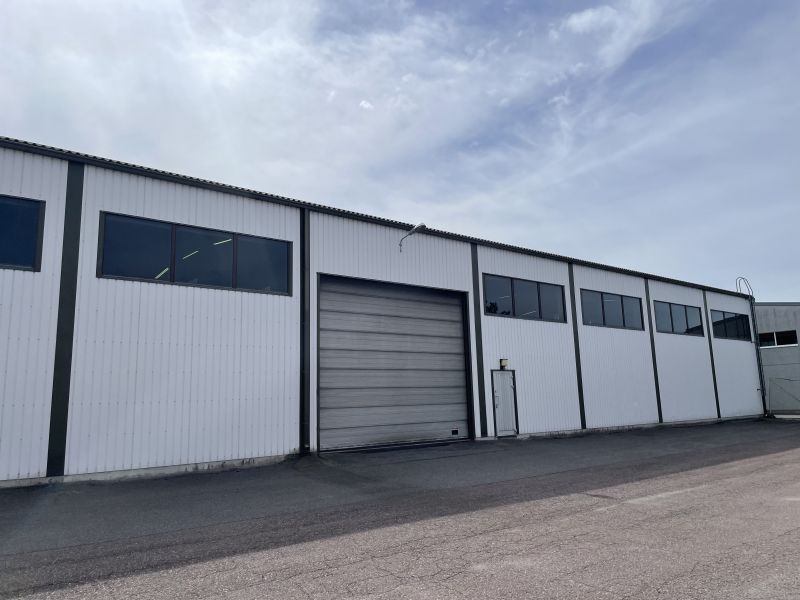 Vuokrataan Orikedolla lämmitämätöntä varastotilaa 859 m2. Korkeaa tilaa ja lattiakantavuus erinomainen.