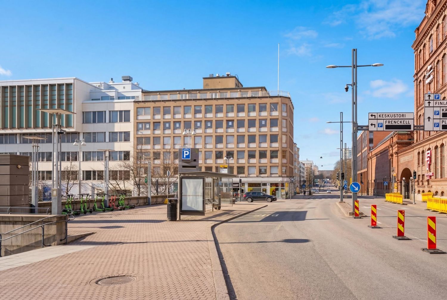 Heti vapaana Tampereen ydinkeskustasta tämä upea läpitalon toimitila, toiseksi ylin; viideskerros, varustettu jäähdytyks...