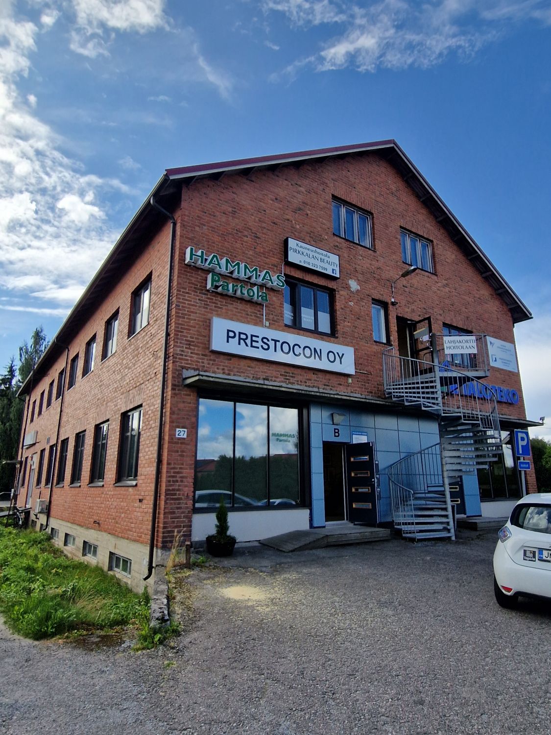 Viihtyisä ja rauhallinen toimistotila, jossa varusteena keittiötila.Toimistoon voidaan sijoittaa useita työpisteitä ja mahdollisuus liittyä kiinteistön valokuituyhteyteen.