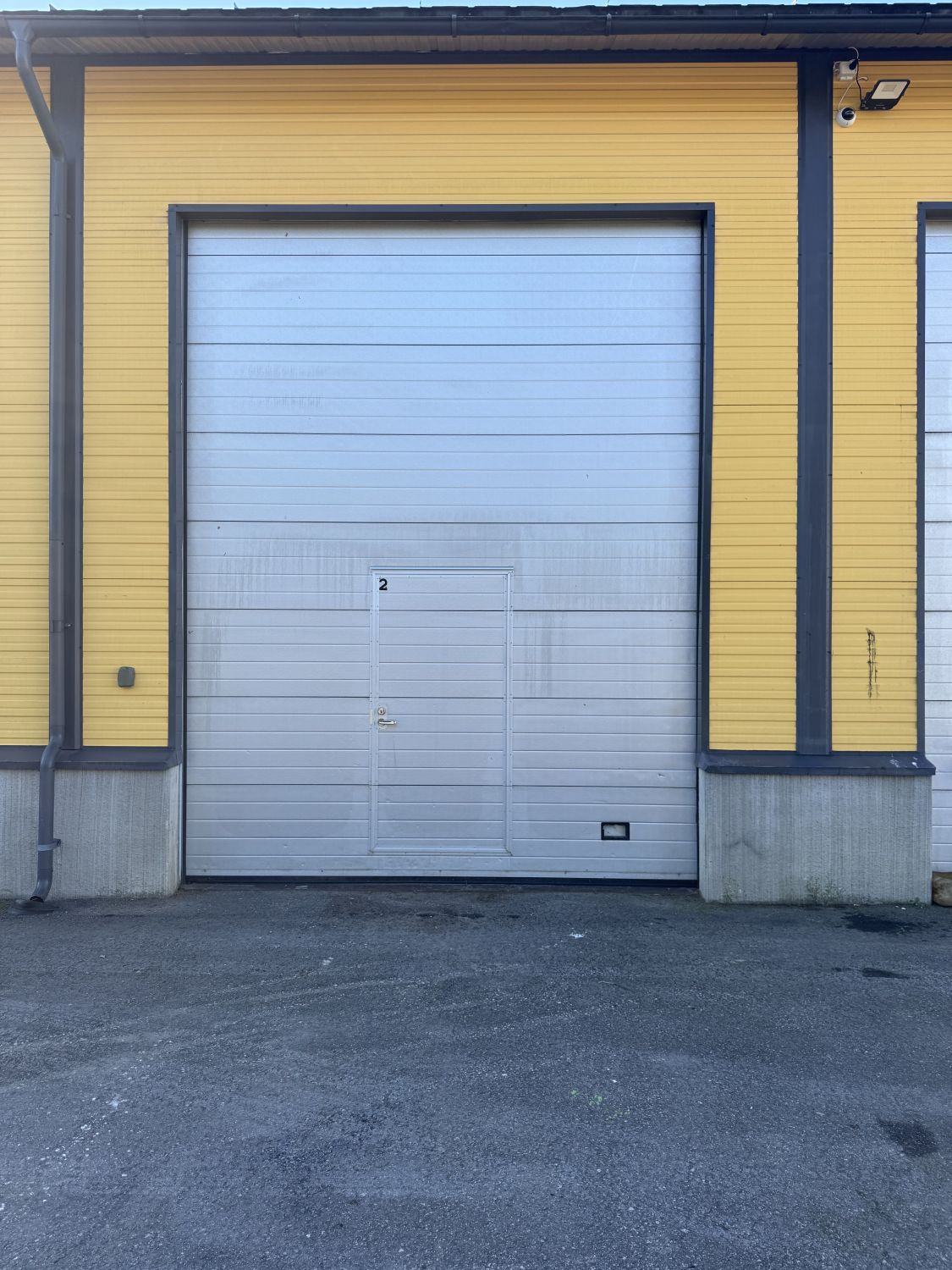 Vuokrataan 75 m2 korkeaa halli tilaa Nurmijärveltä.

(tilan mitat noin):
- Korkeus yli 5 m 
- Pituus 14,5 m 
- leveys 5 ...