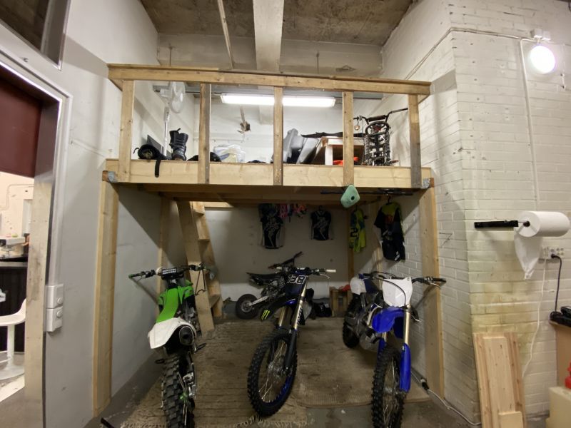 Toisessa sivuhuoneessa pieni parvitila