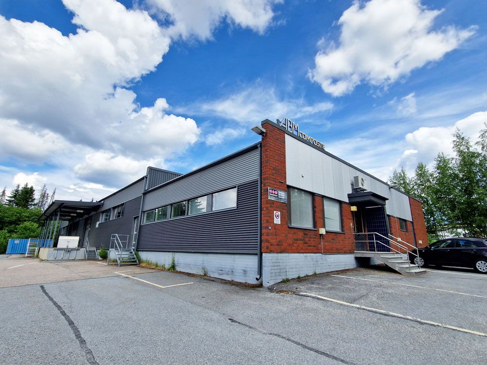 Vuokrataan tuotanto- ja varastotilaa Hervannasta. Hallitilan vapaa korkeus noin 4,5 m. Kaksi nosto-ovea (noin 3,5 x 3,7 m) lastauslaiturilta.Hallitilaa noin 825 m2 ja toimisto- ja sosiaalitiloja sekä matalampaa työ- ja varastotilaa noin 285 m2.Kohde vuokrataan pääomavuokraperiaatteella ja vuokra...