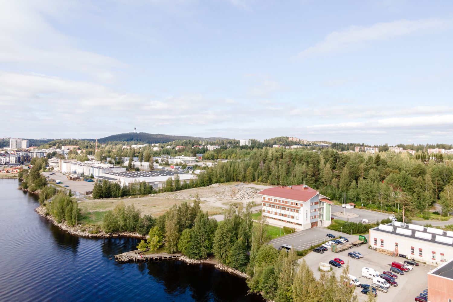 Toimitilaa Kallaveden rannalta