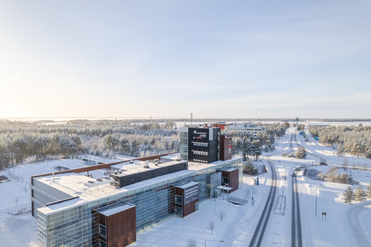 Oulunsalossa läheltä lentoasemaa vuokrattavana monikäyttöistä toimitilakokonaisuutta. Tässä yli 5000m2 rakennuksessa on mahdollisuuksia eri kokoisille yrityksille. Tiloja on mahdollista muokata tarpeisiin sopivaksi, joten otathan rohkeasti yhteyttä, niin katsotaan teille sopiva kokonaisuus.
