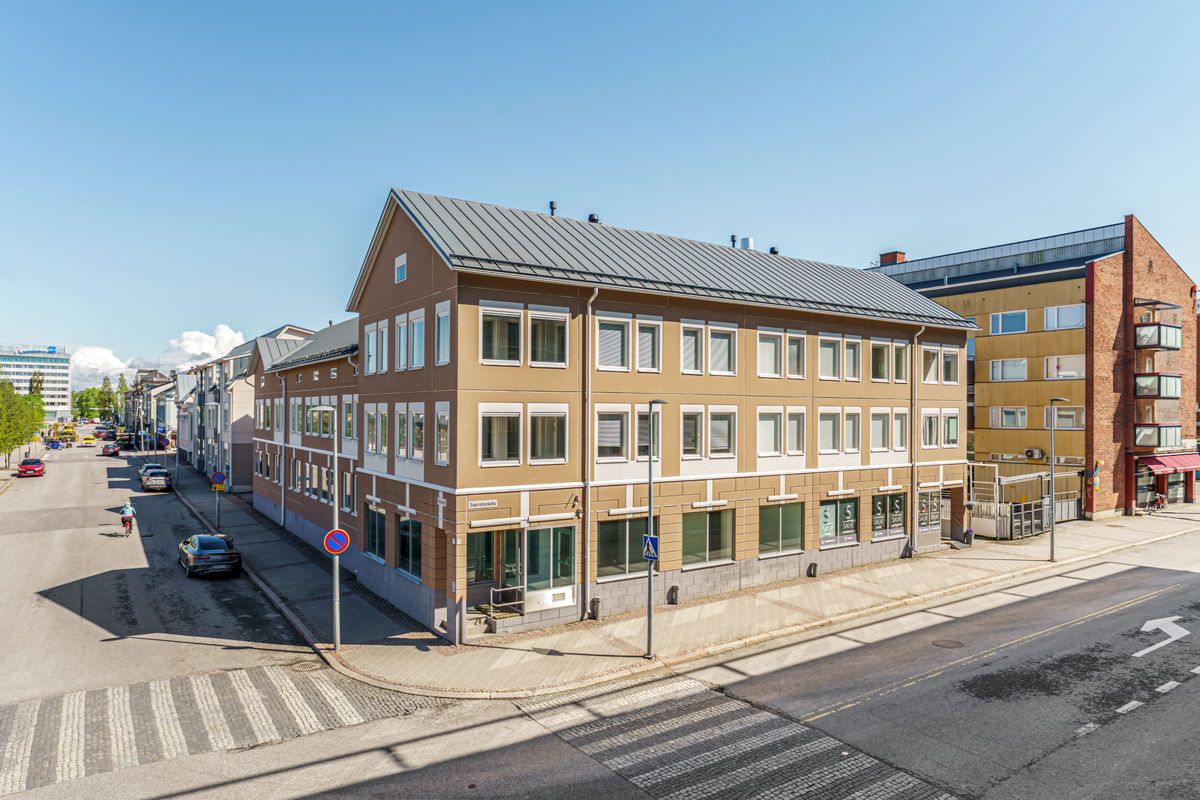 Keskustan tuntumassa vapaa siistikuntoinen toimitila heti vuokrattavana.
Katutasossa liiketila 99 m2 ja alakerrassa vara...