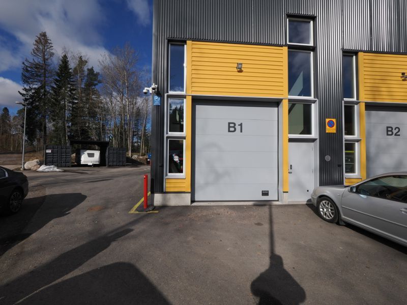 Parvellinen valoisa ja korkea varasto-/autotalli B1 76 m2 Vantaan Nikinmäessä 2 km nelostien rampilta. POHJAKUVA: www.jonne.fi