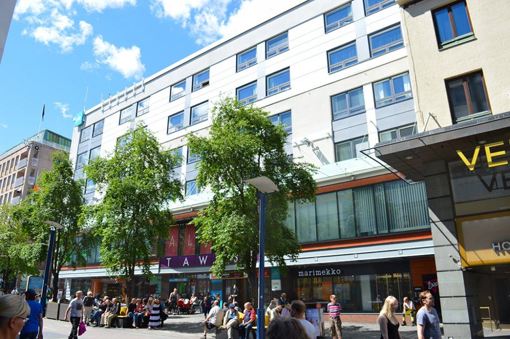 Heti vapaa 2. kerroksen remontoitu toimistotila vuokrattavana. Noin 38 m2 tila sijaitsee Jyväskylän ydinkeskustassa, Kauppakeskus Tawastissa. Kuitukaapeli valmius. Autohallipaikka 121€/m2 + alv. Ota yhteyttä ja kysy lisää!