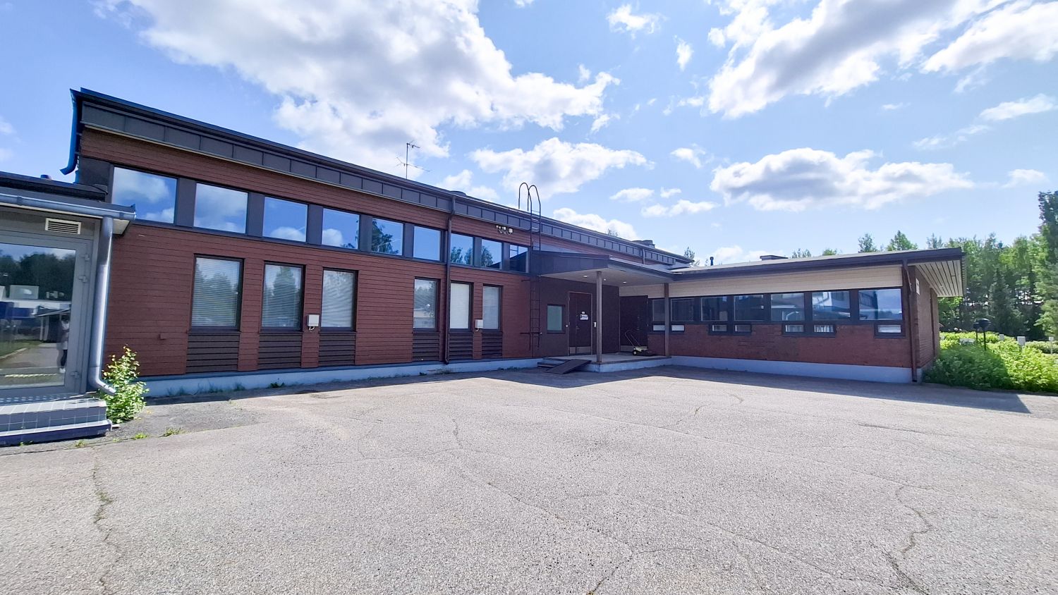 Siistiä ja monipuolista toimistotilaa hyvillä paikoitustiloilla!